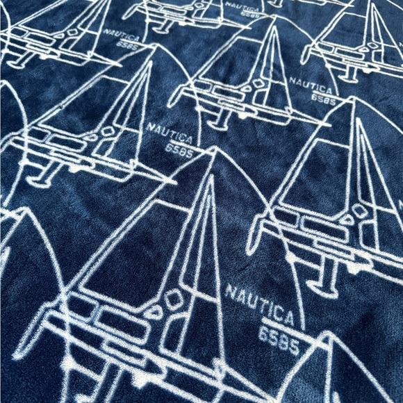 A/ Nautica Kids Fleece Throw Blanket - Picture 6 of 6